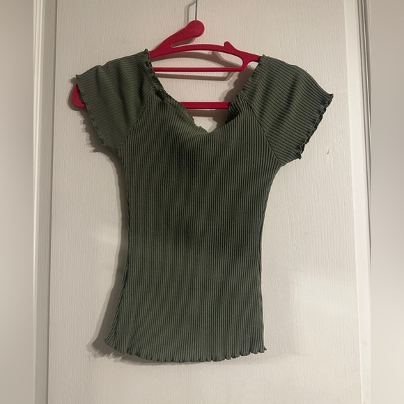 3/$20 ✨Green top​​ - Picture 4 of 4